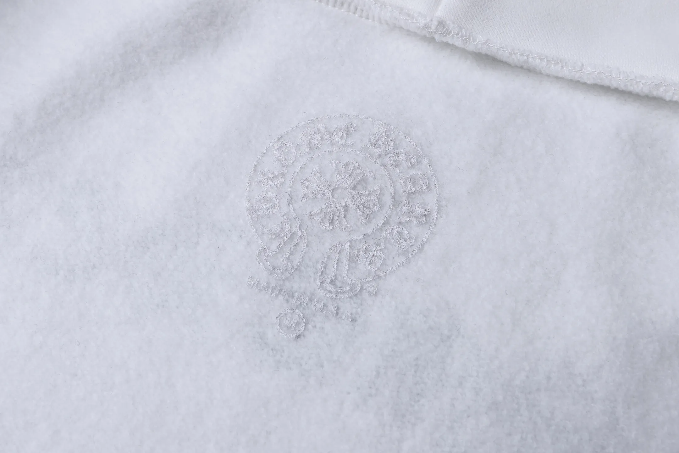 P450 Chrome Hearts hooded glue printed sweatshirt jacket ●380g cotton fleece sweatshirt material ●420g 1*1 matching high-end fashion brand rib ●Fabric enzyme washing ●Glue printing ●Customized 1:1 hood rope ●Customized 1:1 zipper ●Customized 1:1 trademark ●Loose fit ●Size: S M L XL ●Style number: 25357/4B#10